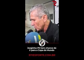 Jorginho em entrevista ao microfone de jornal.
