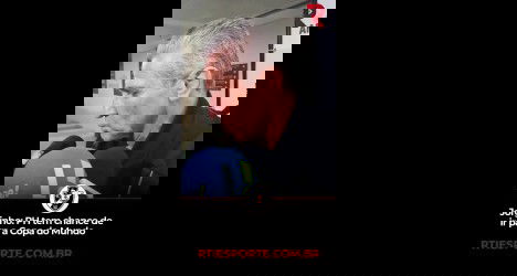 Jorginho em entrevista ao microfone de jornal.