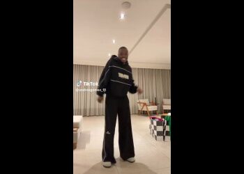 Homem com roupa casual em ambiente interno.