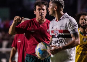 Jogador do São Paulo conversa com técnico durante partida.