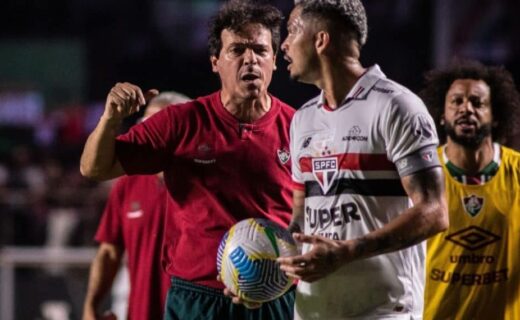 Jogador do São Paulo conversa com técnico durante partida.
