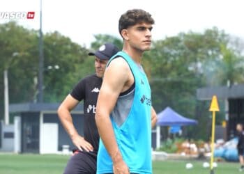 Jogador do Vasco durante treino no campo.