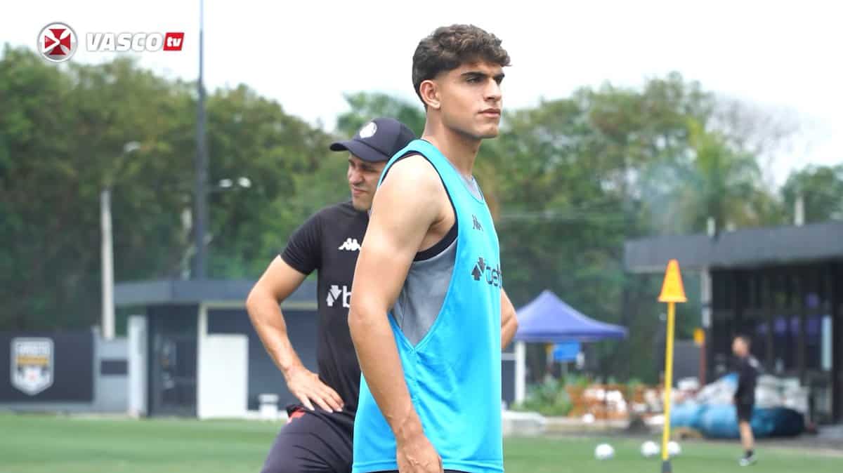 Jogador do Vasco durante treino no campo.