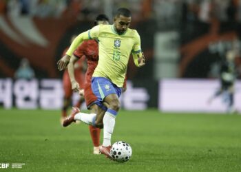 Jogador do Brasil em ação com a bola.