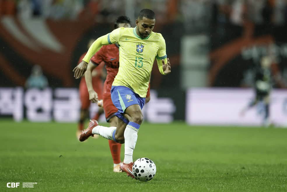 Jogador do Brasil em ação com a bola.