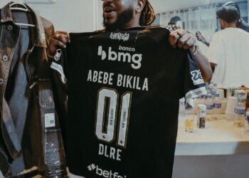 Vasco mostrando camisa com nome e número do jogador.