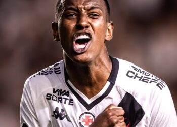 Jogador de futebol comemorando intensamente.