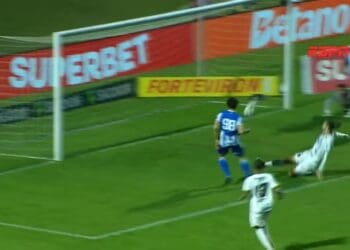 Goleiro salvando um chute na linha do gol.