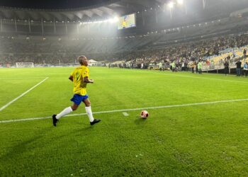 Jogador do Vasco em ação no campo.