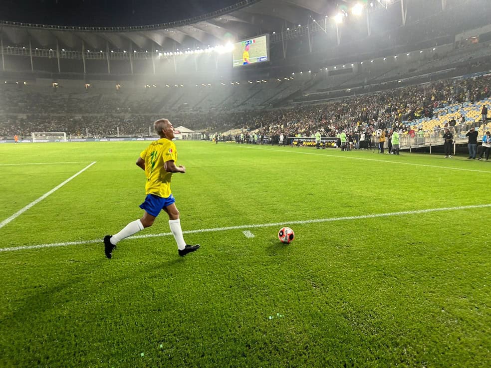 Jogador do Vasco em ação no campo.