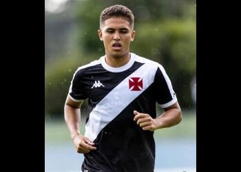 Atacante do Vasco durante o treino em campo aberto.