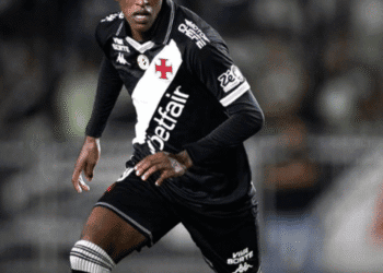 Roberto Renan jogando futebol em campo.