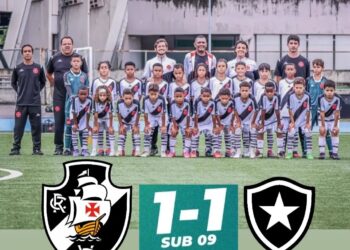 Chamada da equipe Sub 09 do Vasco jogando em campo.