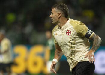 Vasco jogador comemorando gol em campo.