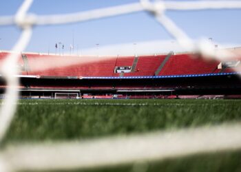 Futebol estádio vazio em fundamentals cor vermelha e cinza.