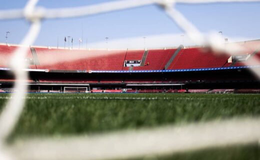Futebol estádio vazio em fundamentals cor vermelha e cinza.