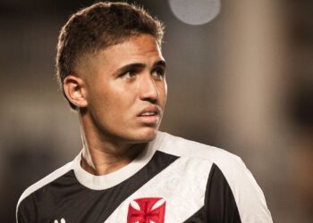 Jogador com uniforme do Vasco, olhando para o lado.