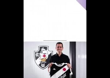 Jogador do Vasco com camisa do clube.