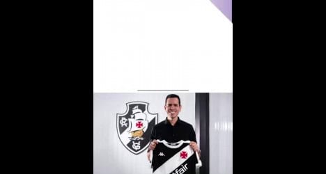 Jogador do Vasco com camisa do clube.