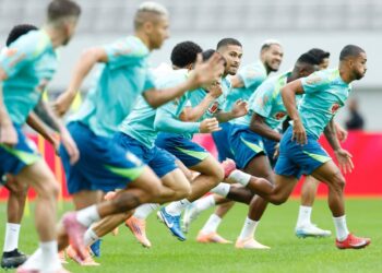 Atletas do Vasco treinando em campo.