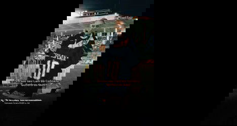 Jogador do Vasco com uniforme preto e branco.