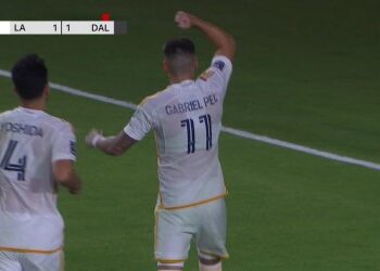 Jogador comemorando gol com companheiro.