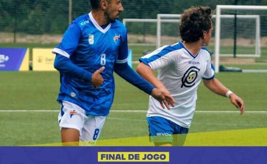 Brasileiro e menino jogando futebol em campo.