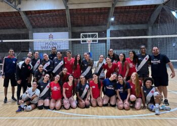 Vasco feminino de vôlei no ginásio do clube.