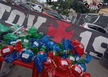 Vasos coloridos com brindes do Vasco da Gama.