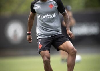 Árvore de futebol Vasco, jogador treinando, chuteira em ação.