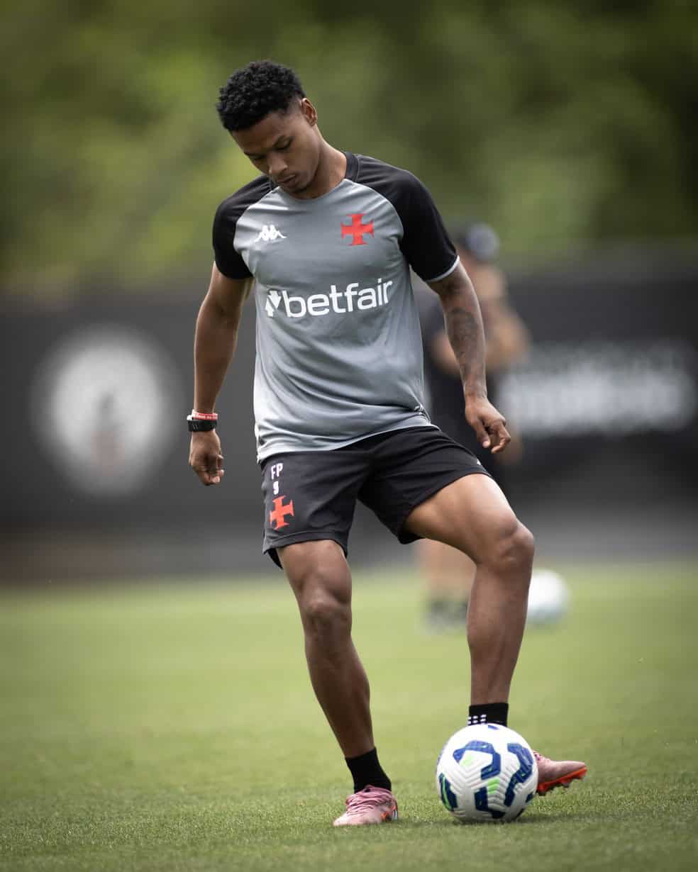 Árvore de futebol Vasco, jogador treinando, chuteira em ação.