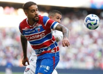 Jogador do Vasco controlando a bola durante partida.