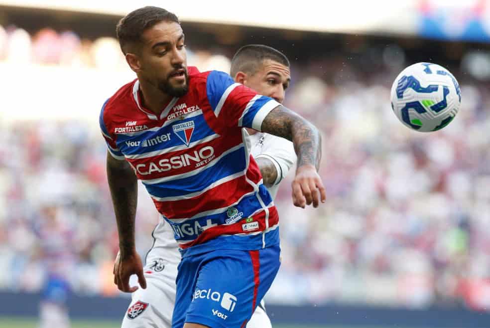 Jogador do Vasco controlando a bola durante partida.