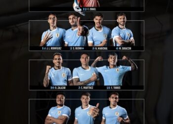 Futebolista com uniforme do Uruguai, em destaque.