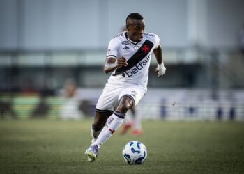 Jogador do Vasco em ação no campo.