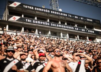 Vasca de torcedores do Vasco em dia de jogo no estádio.