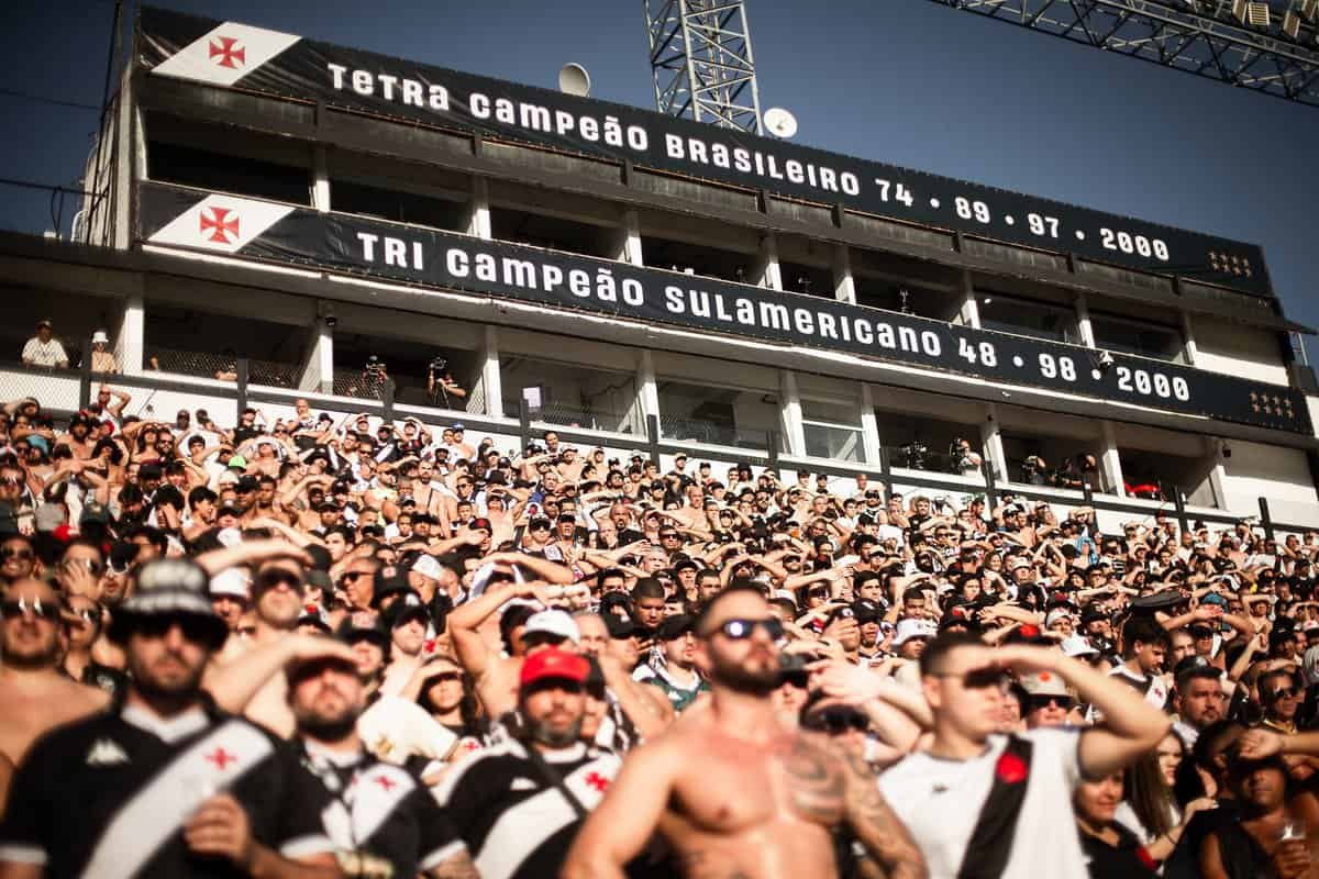Vasca de torcedores do Vasco em dia de jogo no estádio.