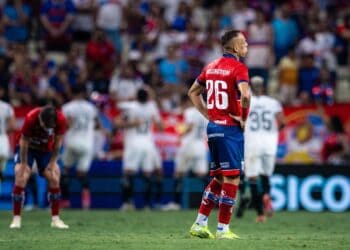 Vasco jogador de futebol com uniforme vermelho e azul.