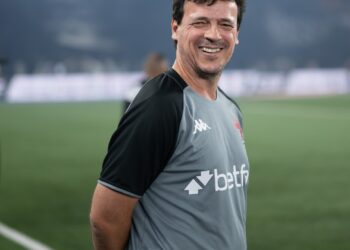 Treinador de futebol Vasco, parado no campo de jogo.