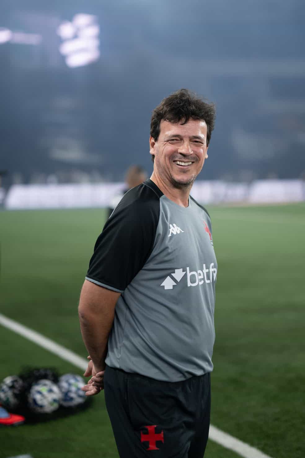 Treinador de futebol Vasco, parado no campo de jogo.