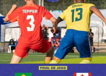 Jogadores de futebol em disputa no campo.