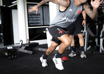 Treinamento de força com atleta em academia.
