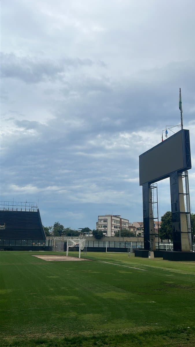 Vasco da Gama stadium campo vazio com gramado bem cuidado.