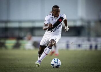 Jogador do Vasco em ação durante partida de futebol.