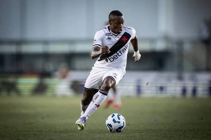 Jogador do Vasco em ação durante partida de futebol.