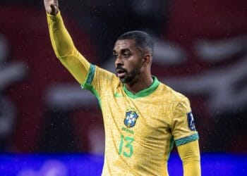 Brasil, jogador de futebol, uniforme amarelo, camisa nº 13, em campo.