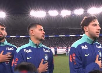 Jogadores do Vasco durante hino nacional no estádio.