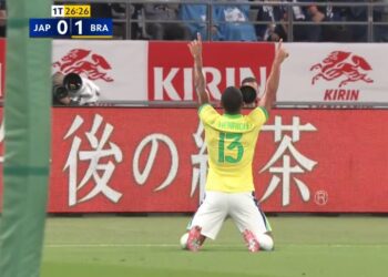 Jogador brasileiro comemorando gol no estádio.