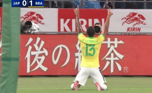 Jogador brasileiro comemorando gol no estádio.