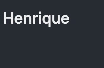 Fotografia de um jogador do Vasco, sorrindo, com fundo escuro.